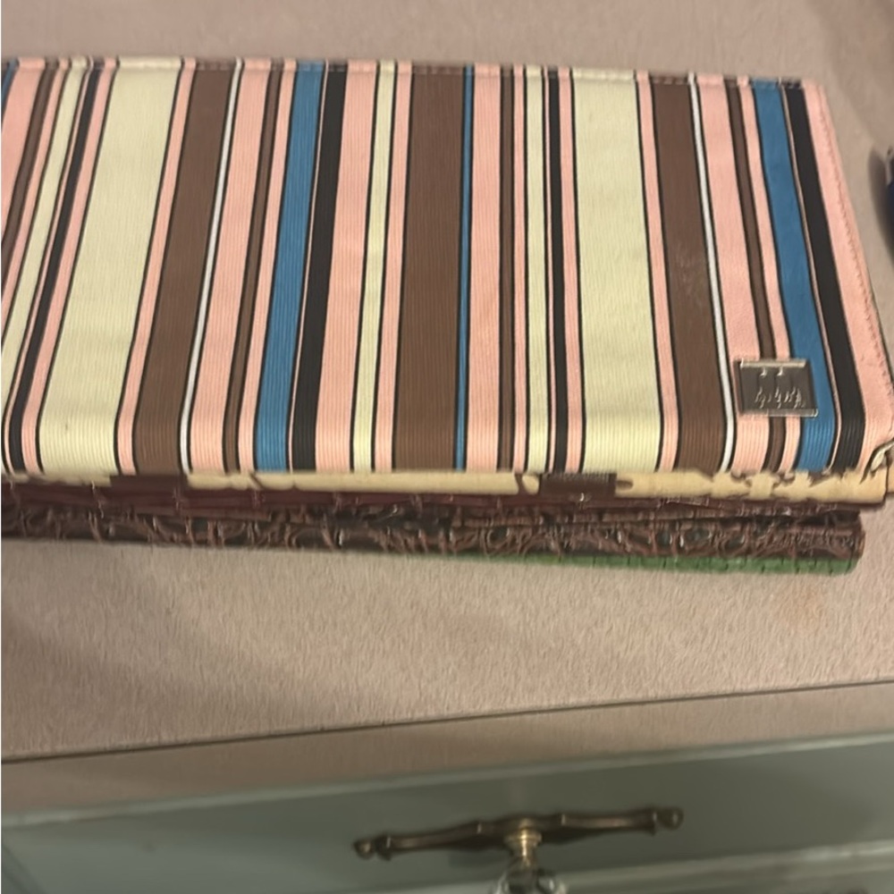 Miche purse with magnetic shell with 6 different magnetic covers.